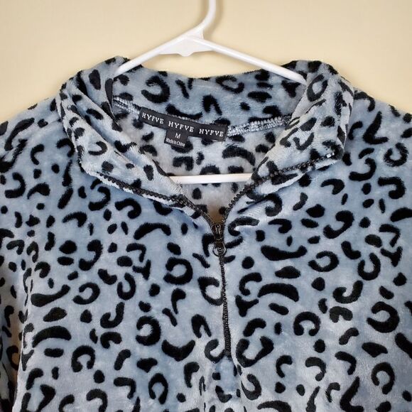 HYFVE Gray Cheetah Print Velour Cropped Sweatshirt Size medium In good conditi - Picture 3 of 7